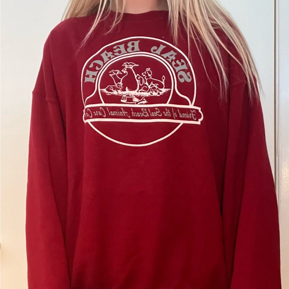 Red seal beach crewneck